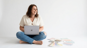 Sabrina Sturm beim Arbeiten – Brand Design Studio Wien